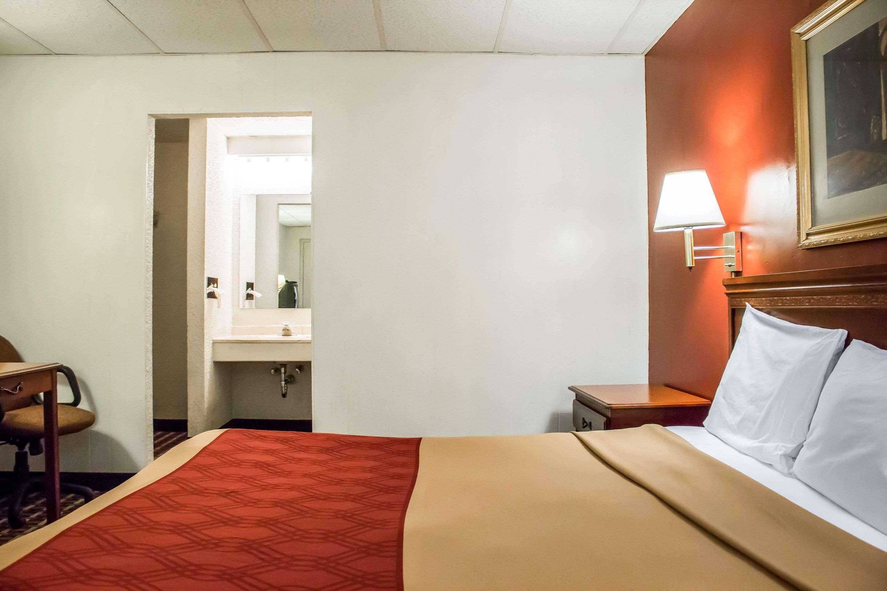 Econo Hotel 2*